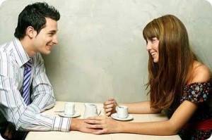Ragazzo introverso che esce con una ragazza estroversa